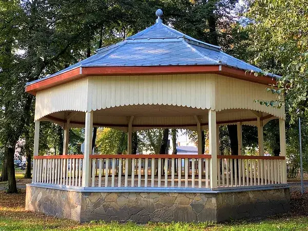 Дерев’яна садова альтанка